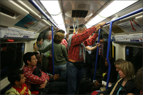 런던의 지하철은 내부가 좁고 혼잡하지만 운치 있다.
