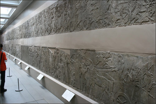 앗시리아의 역사를 담은 벽화가 서사시같이 이어진다.
