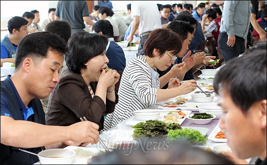 21일 울산 현대차 공장을 찾은 심상정 통합진보당 의원과 은수미 민주통합당 의원이 노조 조합원들과 구내식당에서 점심을 같이 들고 있다.