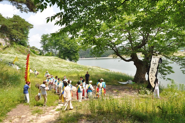 여주 풍물패 다스름(단장 김미진)이 부라우나루에서 풍물굿을 치고 있다