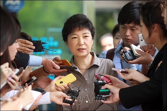 박근혜 새누리당 의원이 지난 6월 22일 기자들에게 질문받는 모습. 