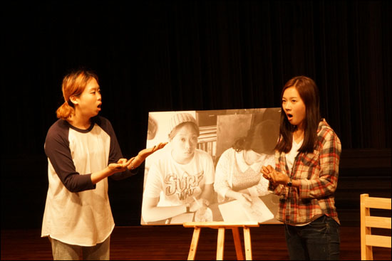 서울시정신보건센터에서 개최한 블루터치 인권문화 콘서트에서 정신장애인들의 인권을 다룬 연극 <세친구>가 공연됐다.