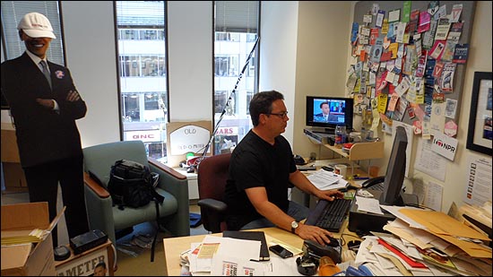 미국 팩트체커의 3대 강자 중의 하나인 <폴리티팩트>의 빌 아데어가 사무실에서 업무하는 모습. 