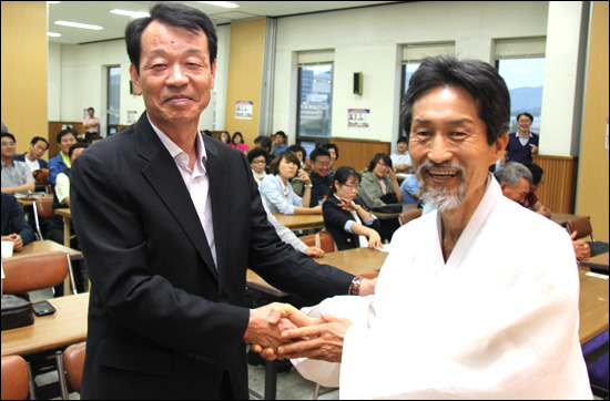  22일 저녁 창원 소재 경남농어업인회관 강당에서 열린 "통합진보당 후보자 합동연설회.토론회"에서 강병기.강기갑 당대표 후보가 악수를 하며 인사를 나누고 있다.