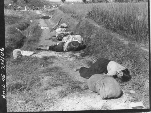 1950. 8. 25. 한 차례 전투기 공습이 끝나자 마을은 불타고 들길에는 피난민 시신이 널브러져 있다. 