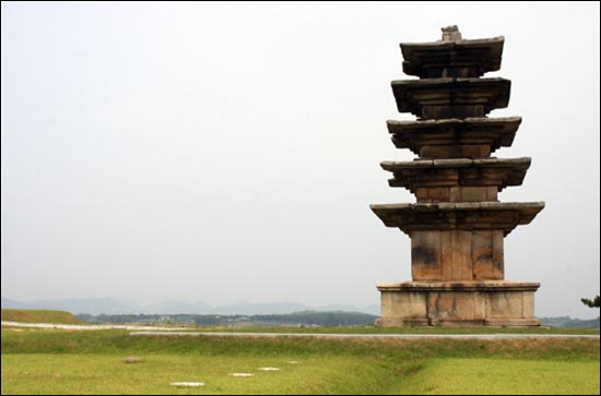 전북 익산시 왕궁면의 왕궁리 5층석탑이다. 부여 정림사지 5층석탑(국보 9호)과 외양이 비슷하다. 