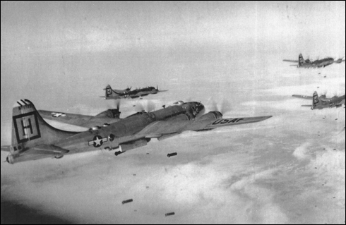 1950. 10. 미 공군 전투기가 적 진지에 융단폭격을 하고 있다.