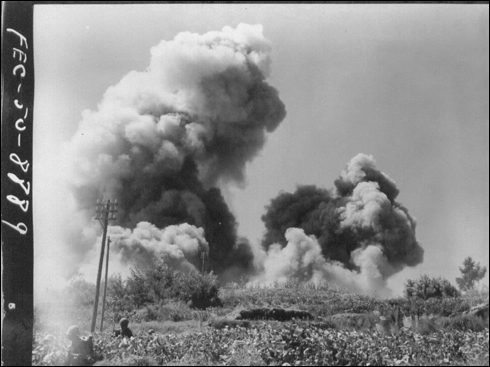 1950. 8. 미 전투기 폭격에 불타고 있는 산하.