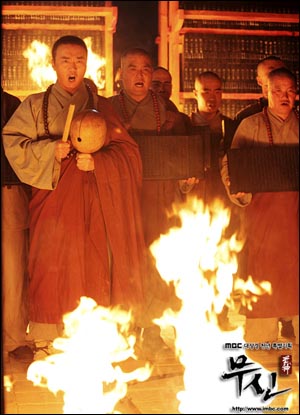 몽골군에 의해 불타는 팔만대장경. 고려 스님들이 대장경과 함께 불에 타고 있다. 드라마 <무신>의 한 장면. 