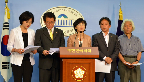 25일 오전 정진후(왼쪽 네 번째), 유기홍(왼쪽 두 번째), 유은혜 의원(왼쪽 첫 번째) 등이 일제고사 폐지법안 발의 기자회견을 열고 있다. 