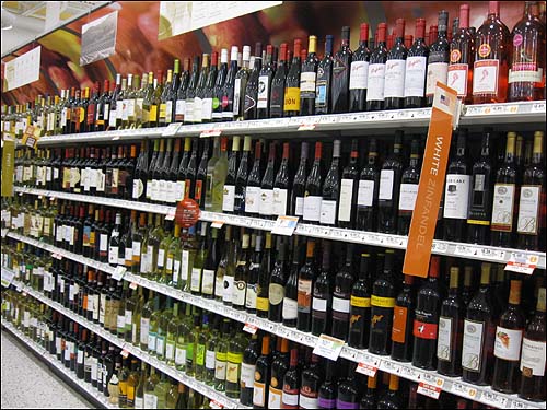 정부가 한·미-FTA로 가격 인하가 가장 크다고 주장하는 와인이 매장에 진열돼 있다.<자료사진>