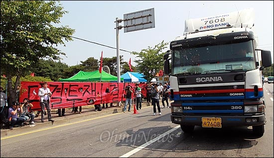 25일 오전 경기도 의왕시 의왕내륙물류터미널(ICD) 앞에서 화물연대 조합원들이 파업에 참여하지 않고 운행중인 비조합원들의 차량에 달걀을 던지고 있다.