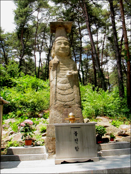 왕산사 경내에서 출토된 왕산사 입석 미륵불 그 앞에는 돌거북도 있다. 