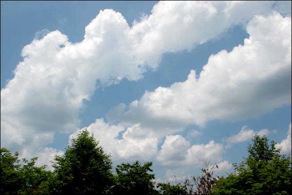 왕방산 정상에서 본 이날의 날씨 하늘에 뭉게 구름 두둥실 흘러가고...