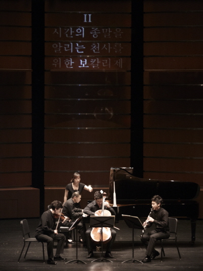 메시앙의 '시간의 종말을 위한 사중주'를 연주하는 앙상블 디토-스테판 피 재키브(바이올린), 마이클 니콜라스(첼로), 지용(피아노) - 와 김한(클라리넷).