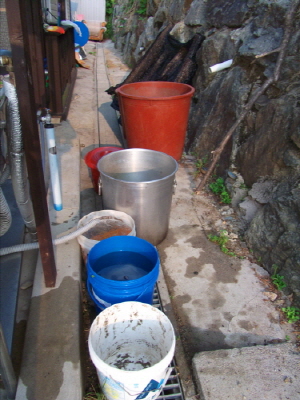 처카 긑에 떨어지는 빗물과 설거지물을 받아서 텃밭에 사용하고 있다