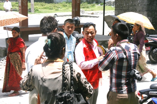 구릉족으로 방송사를 경영하는 사가르마타 텔레비전 사장이 행사 주빈으로 참석했다가 돌아가는 길이다. 기자들의 배웅을 받고 있다.