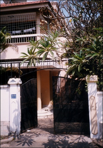 호치민 교외의 2층 양옥집으로 작은 마당과 차고가 있다. 