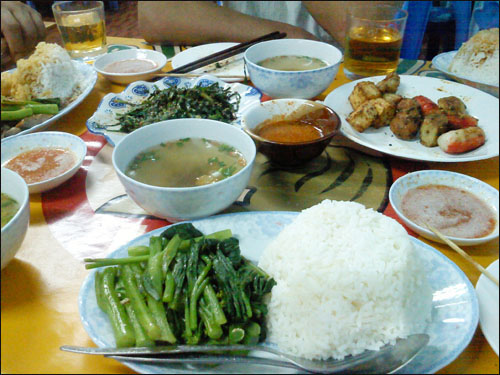베트남인 아쌍, 프앙과 함께 먹은 음식. 나를 위해 고기를 뺀 음식을 주문해주고 채소를 더해 밥을 포장해준 그들의 배려심이 고맙다.