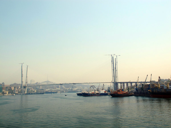 블라디보스톡과 APEC 정상회담이 열릴 루스키섬을 연결하는 다리건설현장
