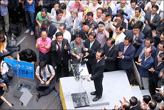 정세균 민주통합당 의원이 26일 자신의 지역구인 서울 종로구 광장시장에서 대선출마 선언을 한뒤 지지자들에게 손을 들어 인사하고 있다.