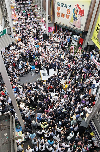 정세균 민주통합당 의원이 26일 자신의 지역구인 서울 종로구 광장시장에서 대선출마 선언을 하고 있다. 오후 2시 찜통더위가 정점에 치닫는 시간 한꺼번에 몰려 든 지지자들과 캠프 관계자들, 취재진 때문에 시장 이용자들이 큰 불편을 겪었다. 