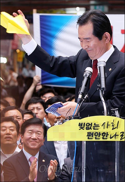 정세균 민주통합당 의원이 26일 자신의 지역구인 서울 종로구 광장시장에서 대선출마 선언을 하자, 지지자들이 접은 노란 종이비행기가 날아들고 있다.