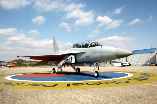 한국항공우주산업(KAI)은 고등훈련기인 TA-50 등을 생산하고 있다.