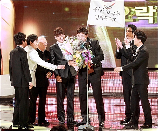  지난 2011년 KBS연예대상에서 <해피선데이- 남자의 자격 > 멤버들의 모습