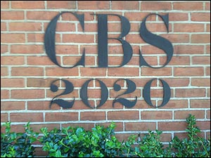 미국 워싱턴DC에 있는 CBS 방송국 건물 벽에 새겨진 로고. 