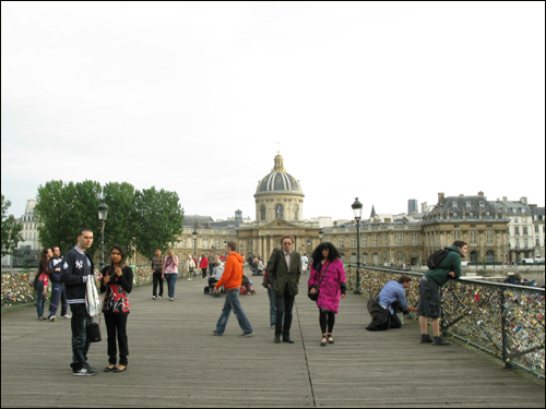 루브르 박물관 맞은편에 위치한‘Pont des Arts(예술의 다리)'