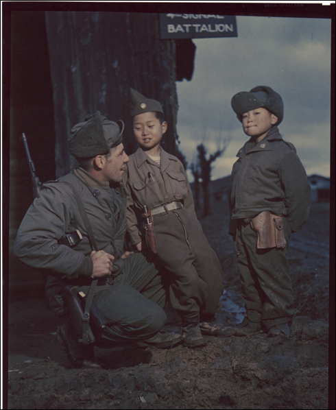 1951. 3. 1. 전주, 미군 부대에서 지내는 두 소년. 그 무렵에는 이들을 ‘하우스보이’라고 하였다. 이들 가운데는 일찍이 입양되어 태평양을 건너기도 하였다.