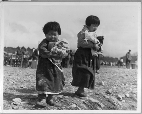 1951. 2. 15. 영등포, 두 소녀가 유엔군한테 선물을 받아가고 있다. 