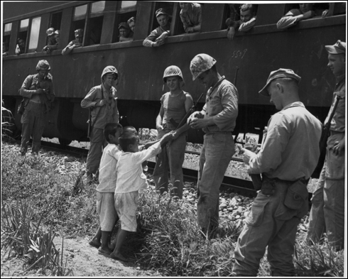 1950. 8. 4. 어린이들이 미군용 열차로 다가가 "헬로우 기브 미"를 외친 뒤, 미군에게 먹을 것을 얻고 있다.