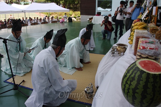  27일 오후 대전 중구 서대전시민공원 야외음악당에서 열린 제62주기 13차 대전산내학살사건 희생자 합동위령제 장면.