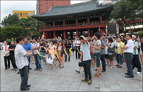 'MBC 파업 해결 및 김재철 사장 퇴출을 위한 시민 무한도전-쫌, 보자 무한도전 X2'에 참가한 시민들이 '공정방송OX 퀴즈'를 풀며 즐거운 시간을 보내고 있다.