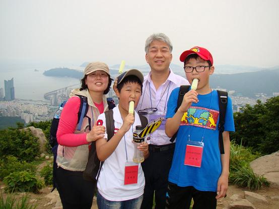 해운대 장산 정상에서... 세대와 세대를 초월한 따뜻한 만남이 있는 등산선교회를 아시나요?!
아이스크림 하나씩 입에 물고...
목사님과 함께 행복해 하는 소년들...