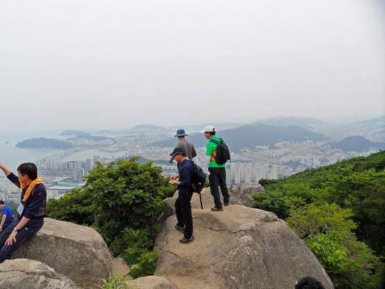 장산... 바위 위에 올라 망중한...