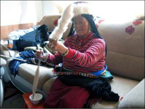 한어를 한 마디도 못하시던 장족 할머니는 직접 실을 짜내 옷을 지으셨다.