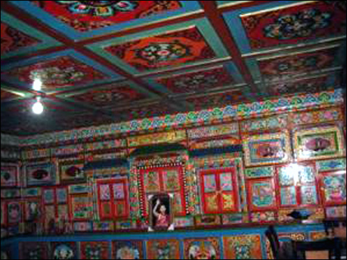 손을 흔드는 판첸 라마의 사진