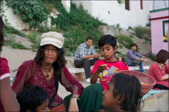인도의 아이들과 시간을 보내고 있는 다이 야마자키상.