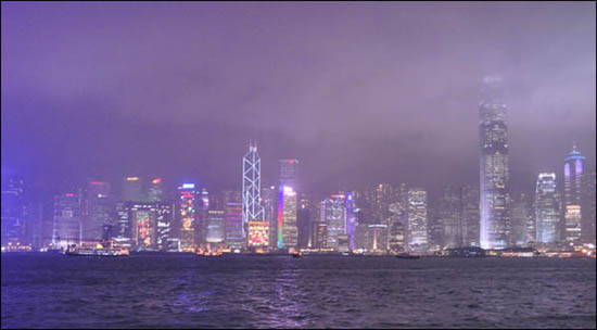 홍콩의 야경. 보이는 것만큼 예쁘게 사진을 찍지 못해 아쉽다.