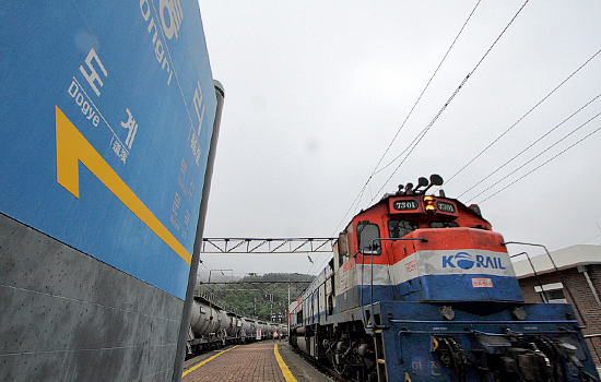 영동선 스위치백의 출발역인 통리역에 진입하는 무궁화호 열차. 26일을 끝으로 스위치백과 함께 역도 폐쇄됐다.