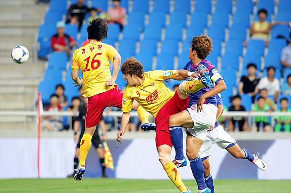  27일 인천축구전용경기장에 열린 인천과 성남의 '현대오일뱅크 K리그 2012' 18라운드 경기에서 양팀 선수들이 볼다툼을 하고 있다.