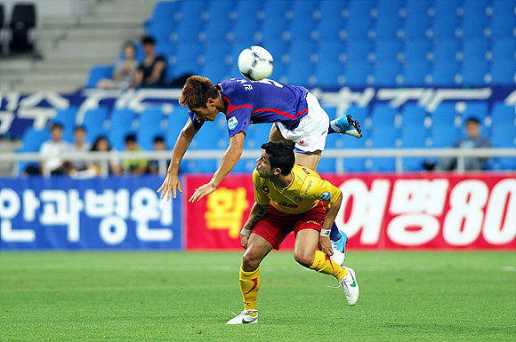  27일 인천축구전용경기장에 열린 인천과 성남의 '현대오일뱅크 K리그 2012' 18라운드 경기에서 김남일이 헤딩을 하기위해 몸을 날리고 있다.