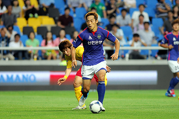  27일 인천축구전용경기장에 열린 인천과 성남의 '현대오일뱅크 K리그 2012' 18라운드 경기에서 김님일이 드리볼을 하고 있다.