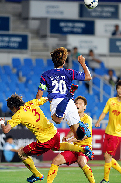  27일 인천축구전용경기장에 열린 인천과 성남의 '현대오일뱅크 K리그 2012' 18라운드 경기에서 정인환이 헤딩을 하고 있다.