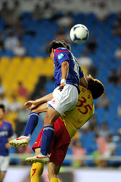  27일 인천축구전용경기장에 열린 인천과 성남의 '현대오일뱅크 K리그 2012' 18라운드 경기에서 양팀 선수들이 볼다툼을 하고 있다.