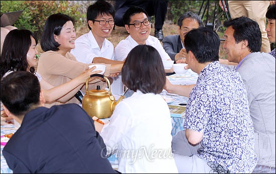  27일 오후 서울 서교동 <오마이뉴스> 사옥 앞마당에 초대된 손학규 민주통합당 대선 예비후보가 정치부 기자, 시민기자, 10만인클럽 회원들과 '열린인터뷰' 하며 막걸리 잔을 부딪치고 있다.