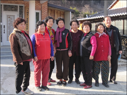  '시 짓는 마을' 죽곡마을의 주민들이다. 오손도손 정겨워 보인다. 